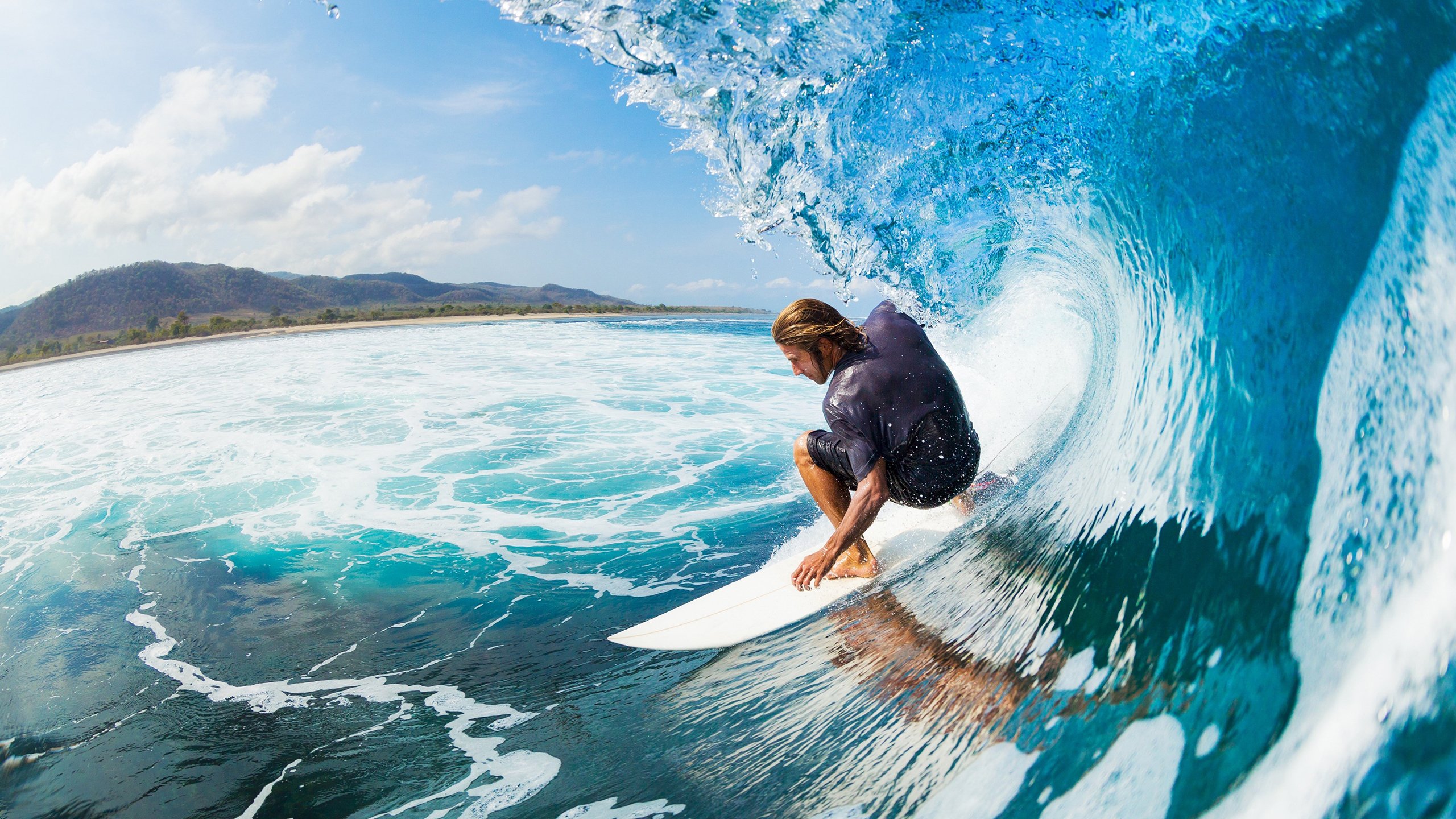 运动员们为冲击最高荣誉做好准备，运动员们冲向终点改为比喻句